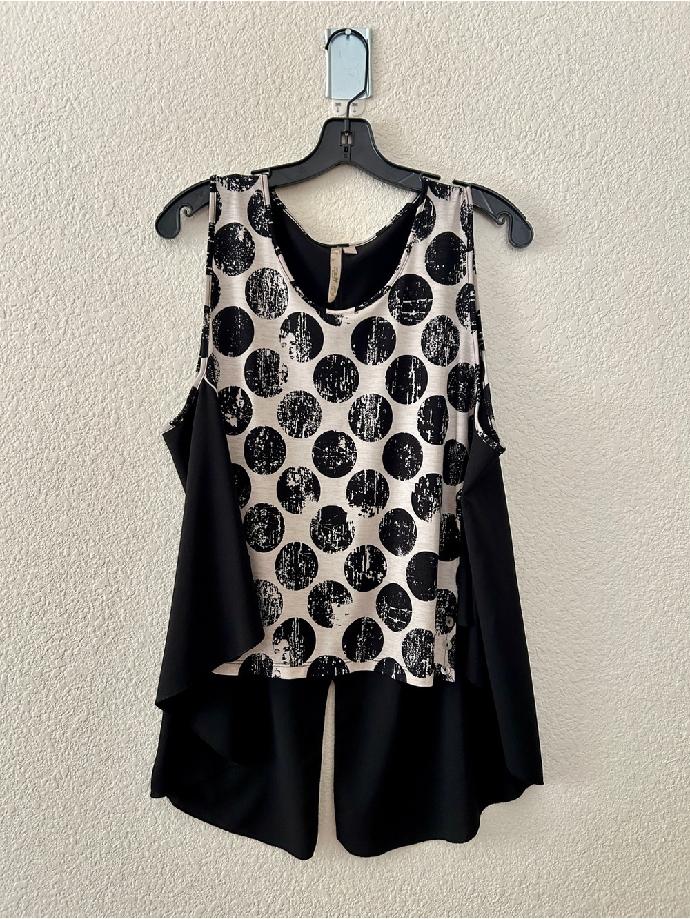 Comfy USA polka dot tank with cute button details sz L